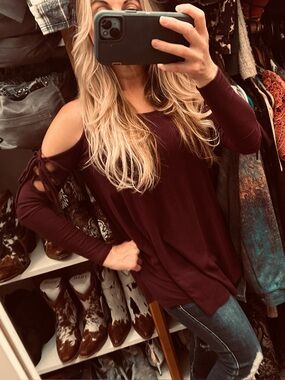 easel Cold-Shoulder Tunic Top in Burgundy